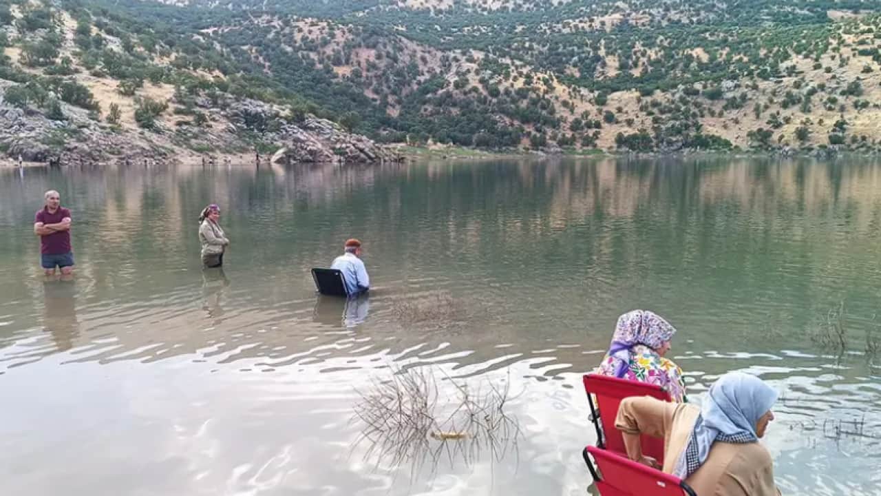 İçine girip saatlerce bekliyorlar: Dışarı çıkarmak yasak!