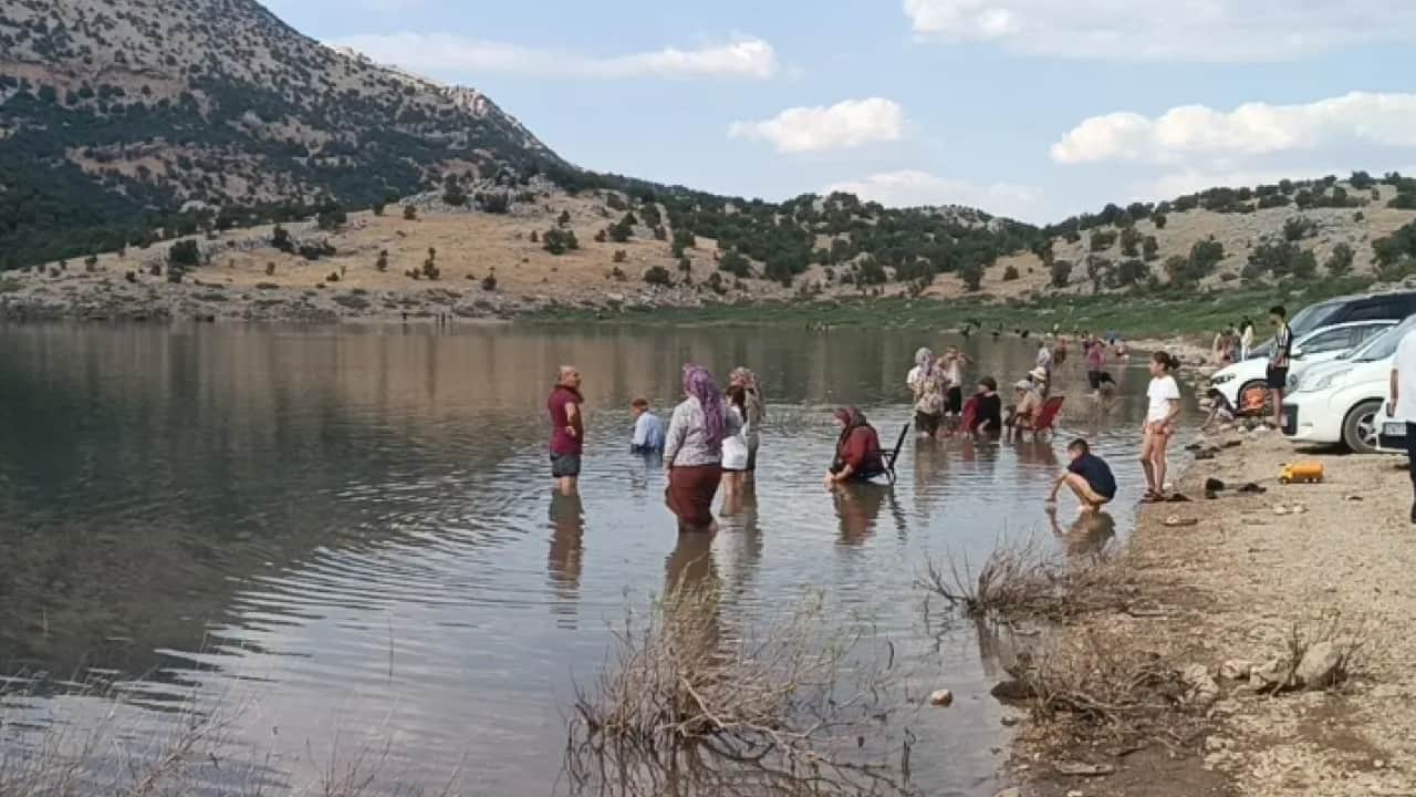 Foto - İçine girip saatlerce bekliyorlar: Dışarı çıkarmak yasak!