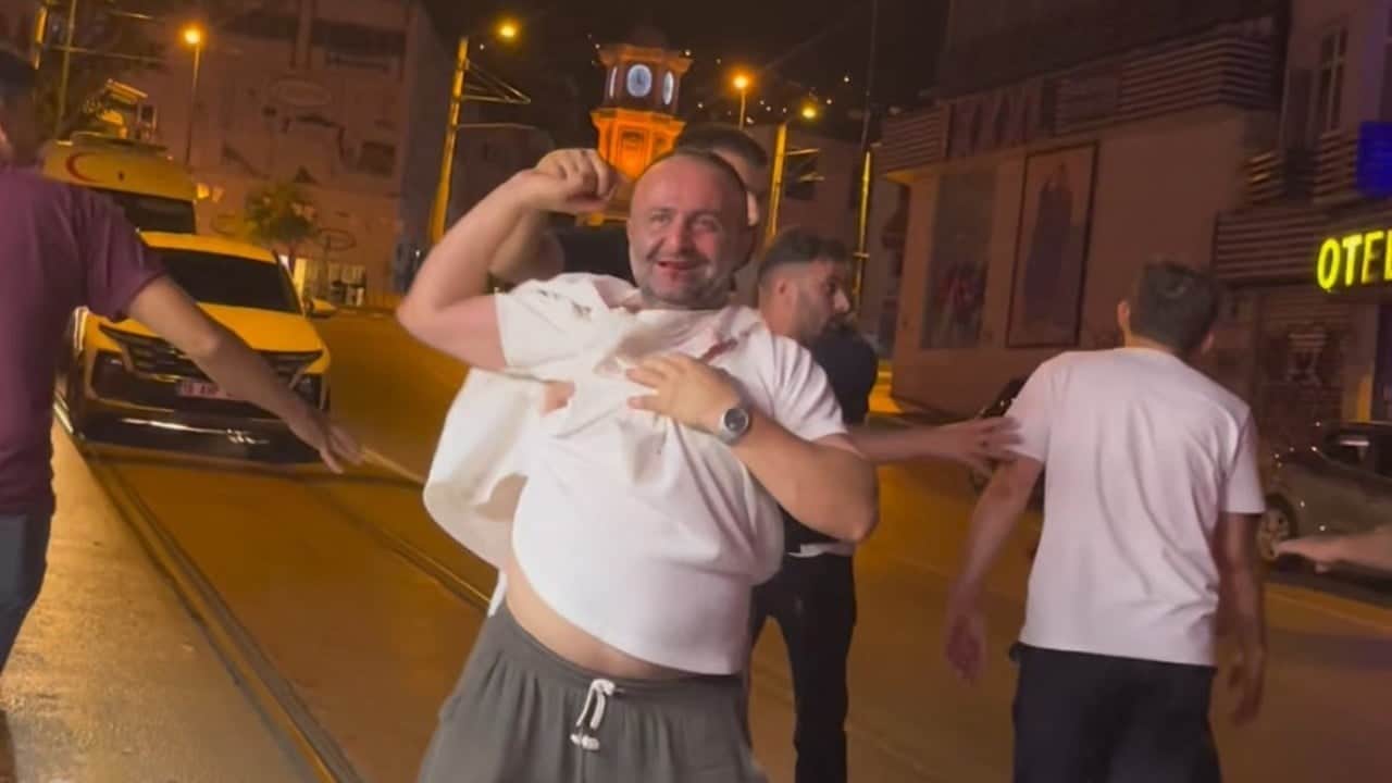 Foto - İçip içip birbirlerini dövdüler! İçeride eğlence dışarıda tekme tokat
