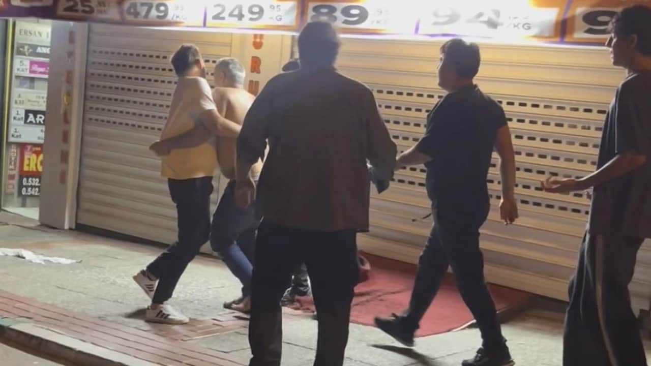 İçip içip birbirlerini dövdüler! İçeride eğlence dışarıda tekme tokat
