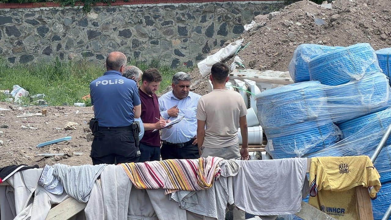 Foto - İcra baskınına işçilerden barikat! Polisin müdahale ettiği o anlarda ortalık savaş alanına döndü