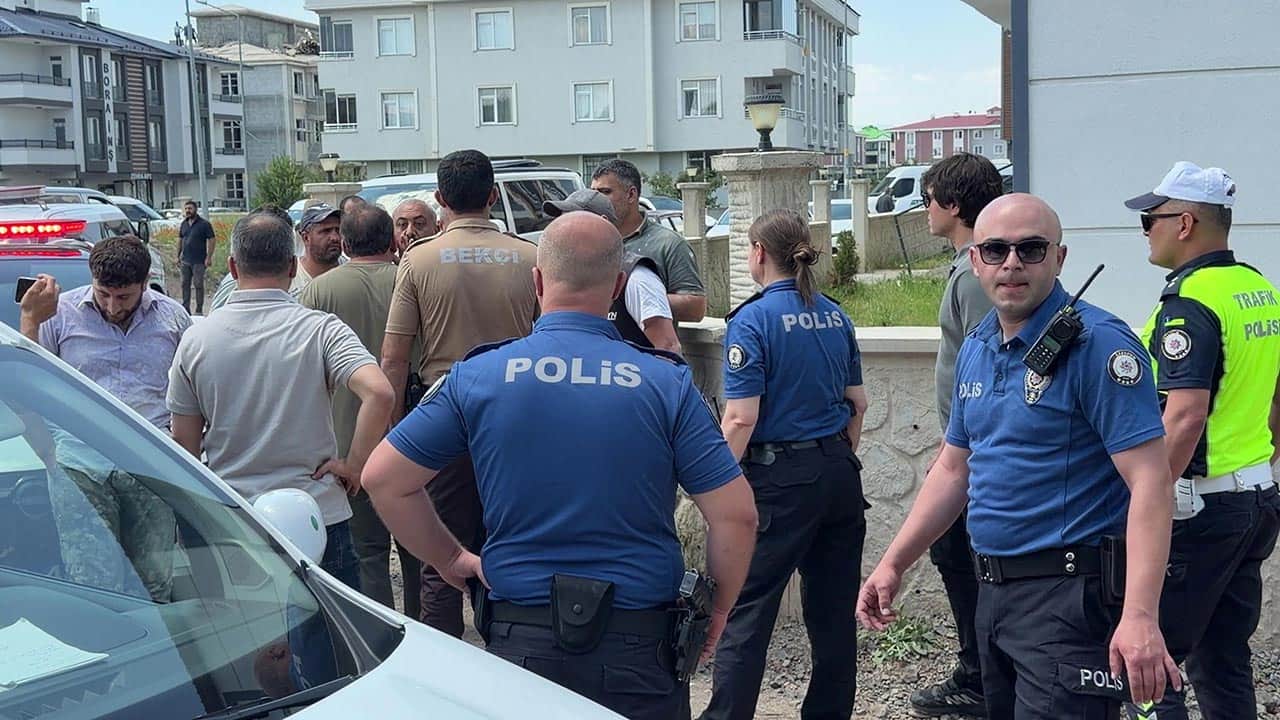 Foto - İcra baskınına işçilerden barikat! Polisin müdahale ettiği o anlarda ortalık savaş alanına döndü