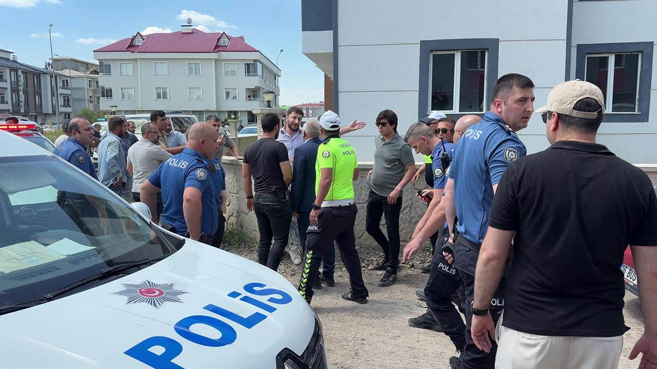 Foto - İcra baskınına işçilerden barikat! Polisin müdahale ettiği o anlarda ortalık savaş alanına döndü