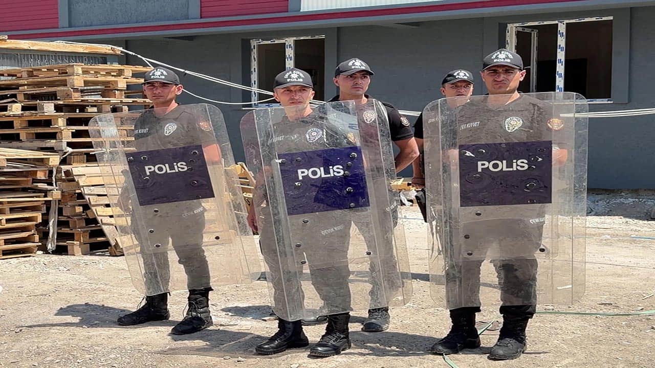 Foto - İcra baskınına işçilerden barikat! Polisin müdahale ettiği o anlarda ortalık savaş alanına döndü