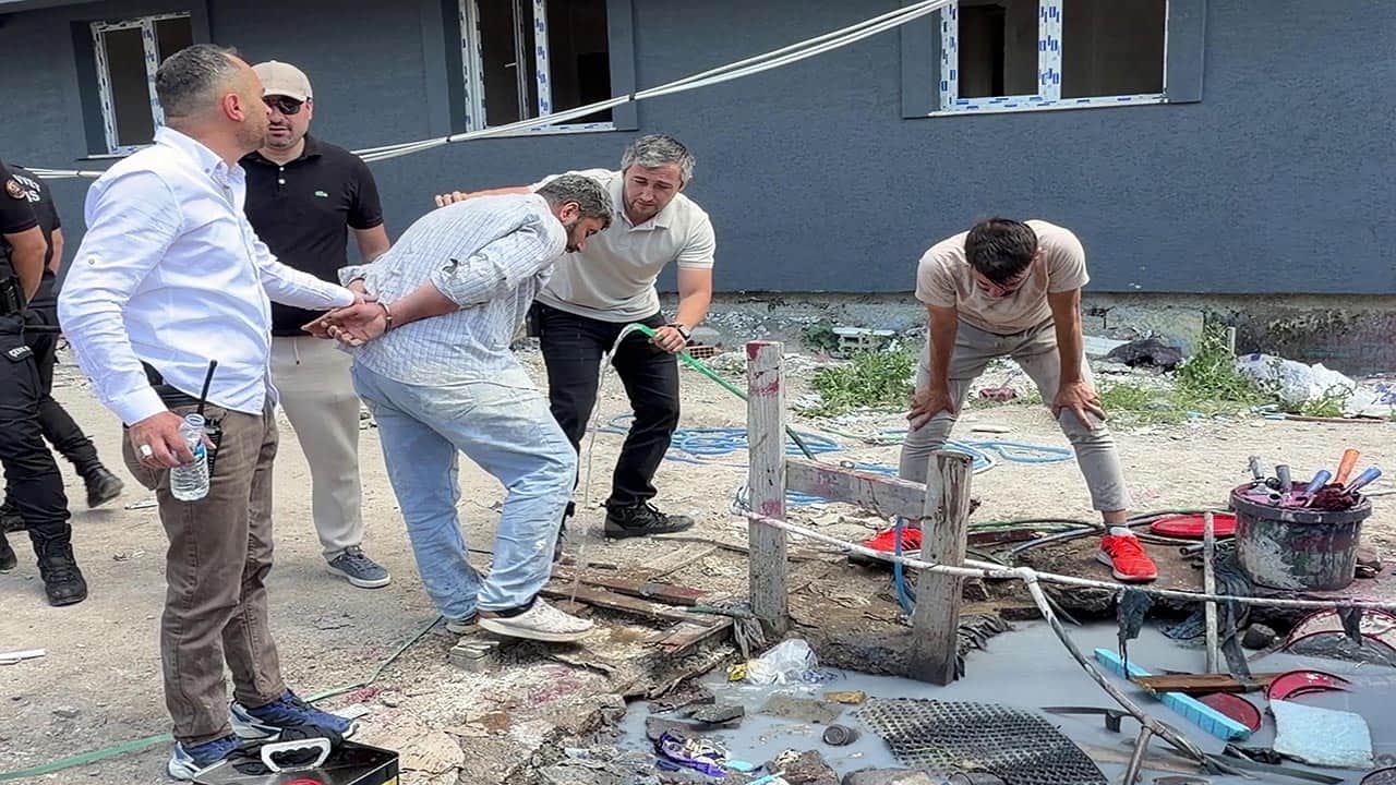 Foto - İcra baskınına işçilerden barikat! Polisin müdahale ettiği o anlarda ortalık savaş alanına döndü