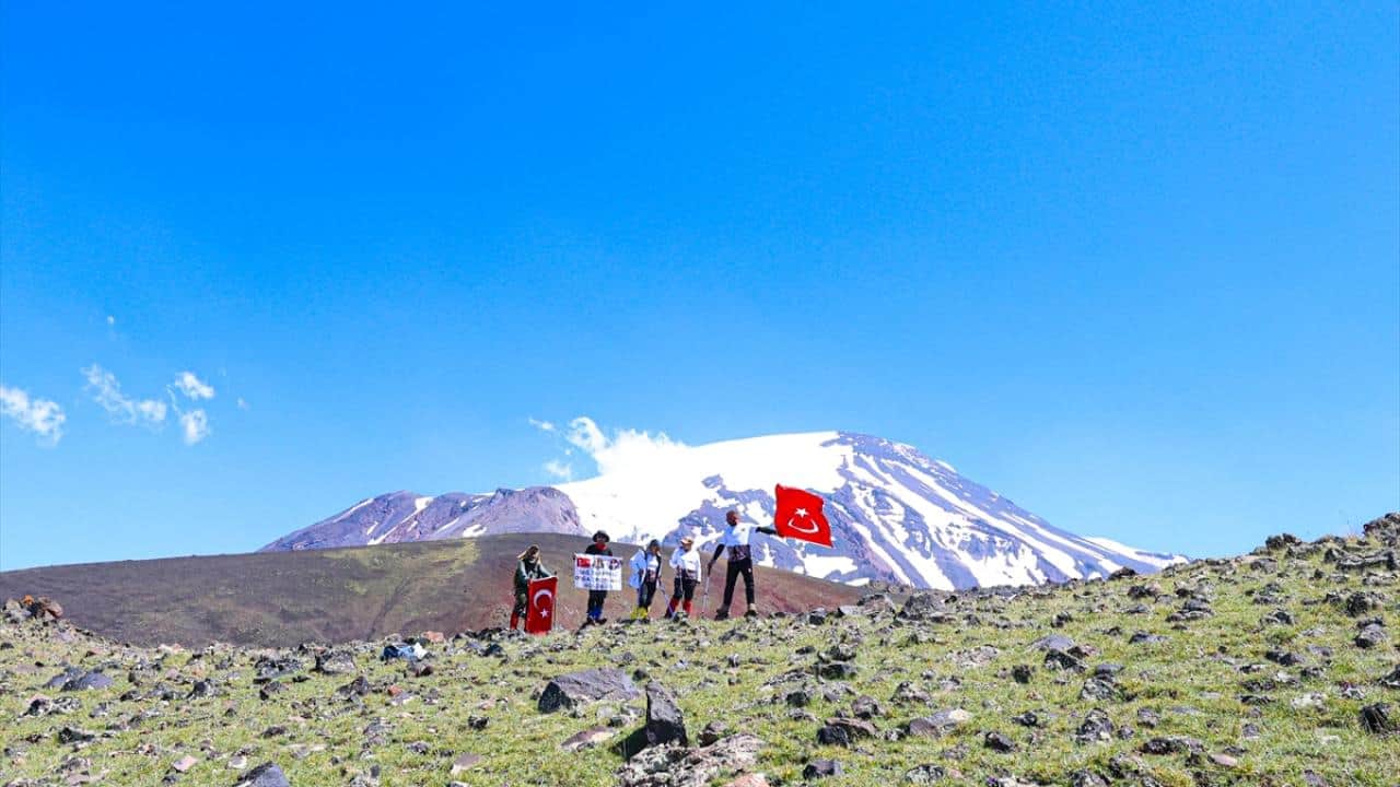 Foto - Iğdır 40 derece ile kavruluyor! Ağrı Dağı'nda ise bahar hüküm sürüyor