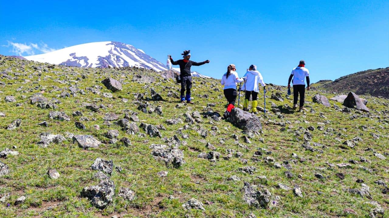 Foto - Iğdır 40 derece ile kavruluyor! Ağrı Dağı'nda ise bahar hüküm sürüyor