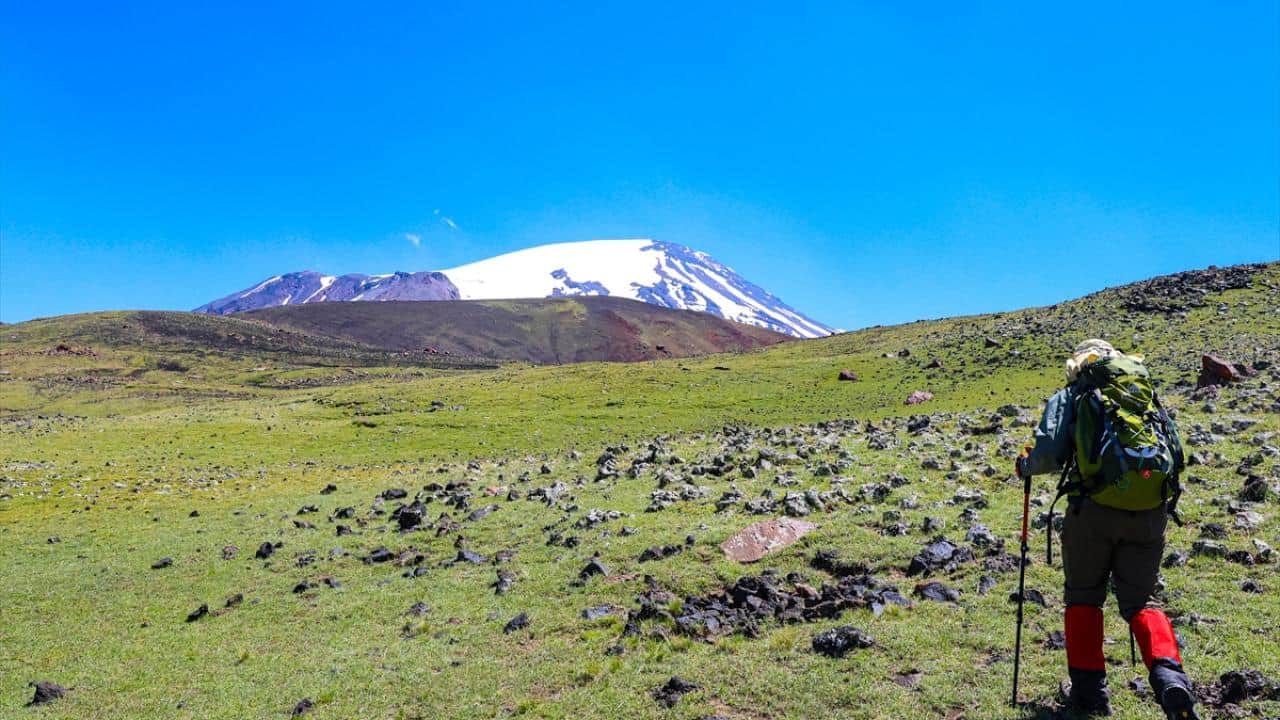 Foto - Iğdır 40 derece ile kavruluyor! Ağrı Dağı'nda ise bahar hüküm sürüyor