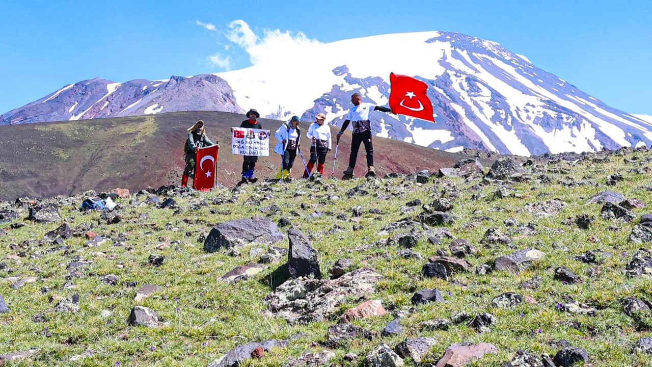 Iğdır 40 derece ile kavruluyor! Ağrı Dağı'nda ise bahar hüküm sürüyor