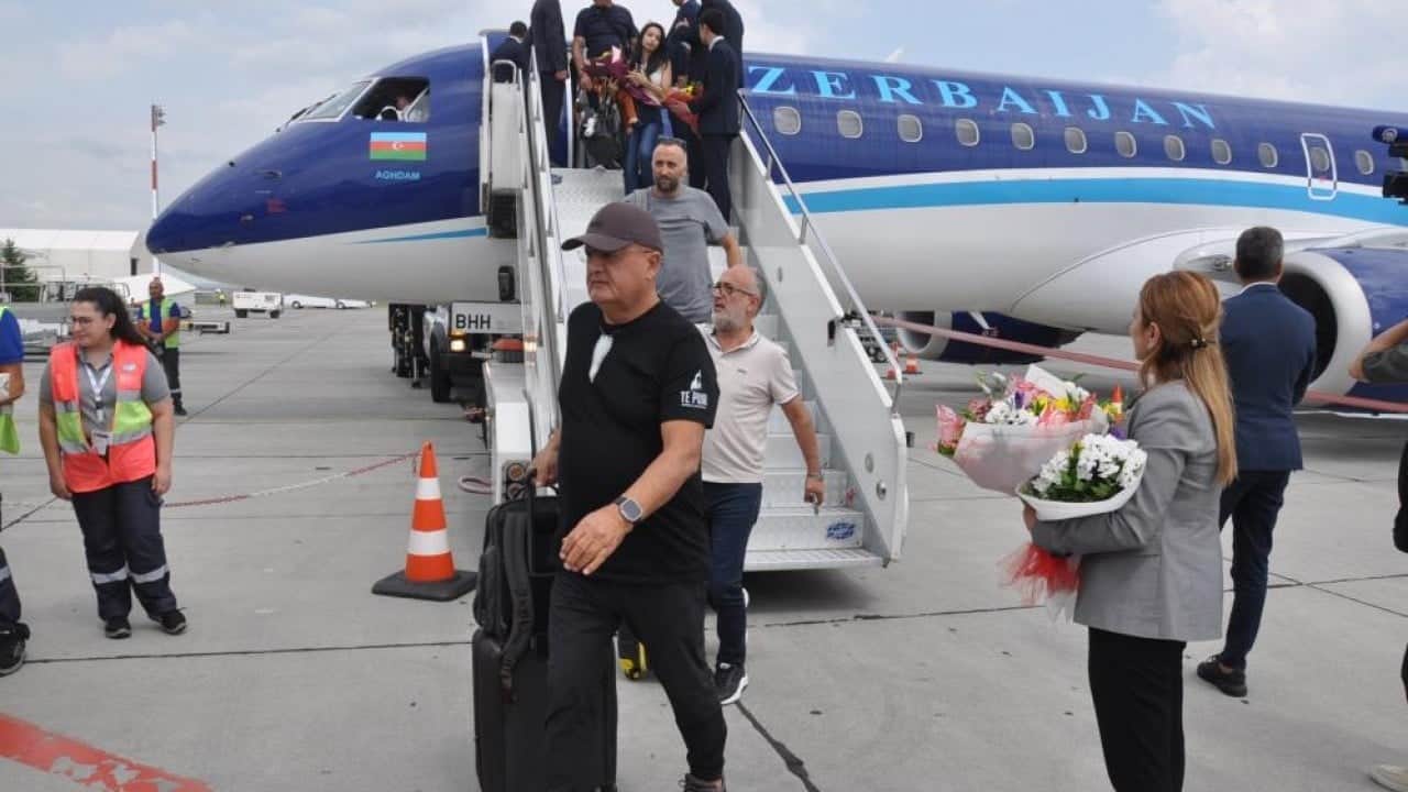 Foto - İlk yolcu uçağı törenle karşılandı Bakü Kars uçak seferleri başladı