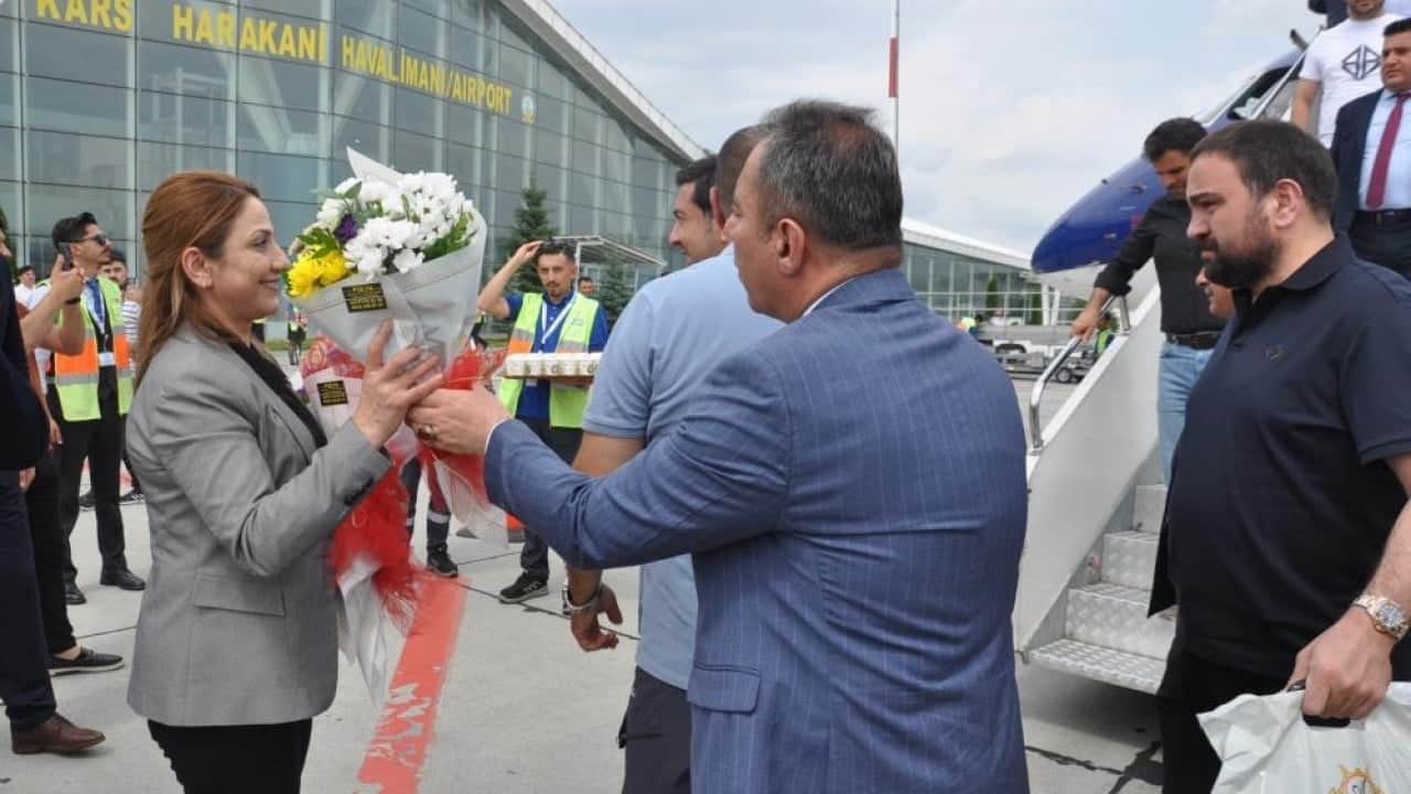 Foto - İlk yolcu uçağı törenle karşılandı Bakü Kars uçak seferleri başladı