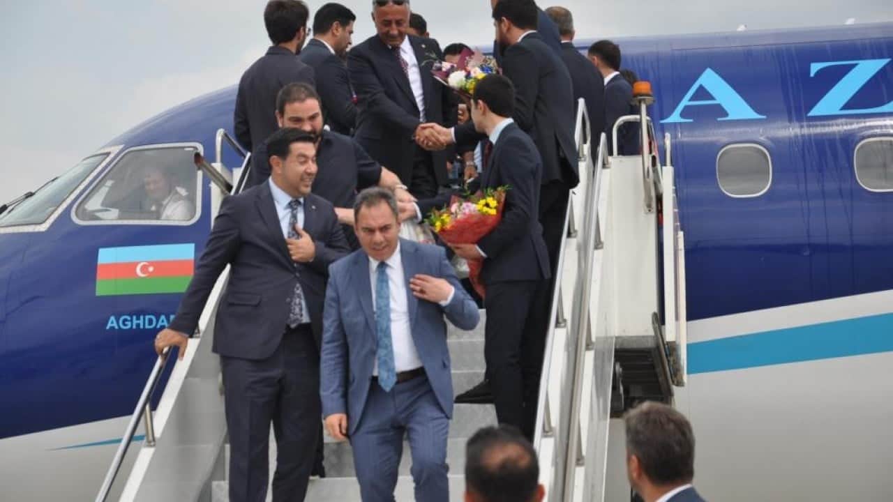 İlk yolcu uçağı törenle karşılandı Bakü Kars uçak seferleri başladı