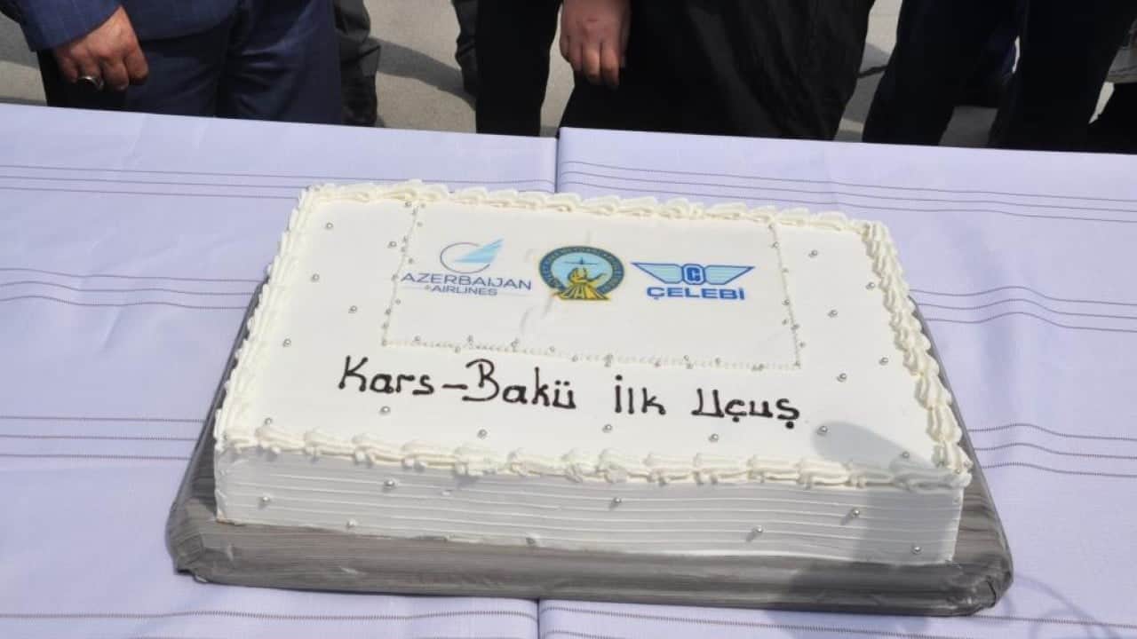 Foto - İlk yolcu uçağı törenle karşılandı Bakü Kars uçak seferleri başladı