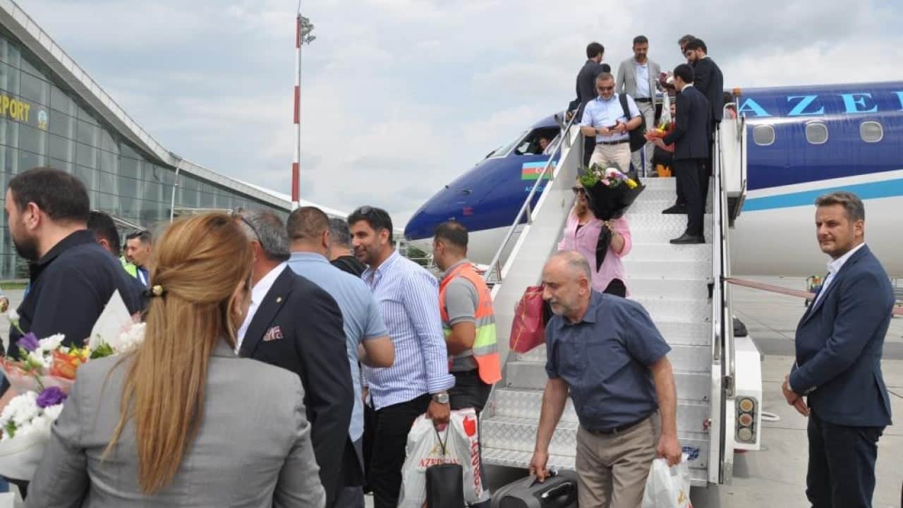 Foto - İlk yolcu uçağı törenle karşılandı Bakü Kars uçak seferleri başladı
