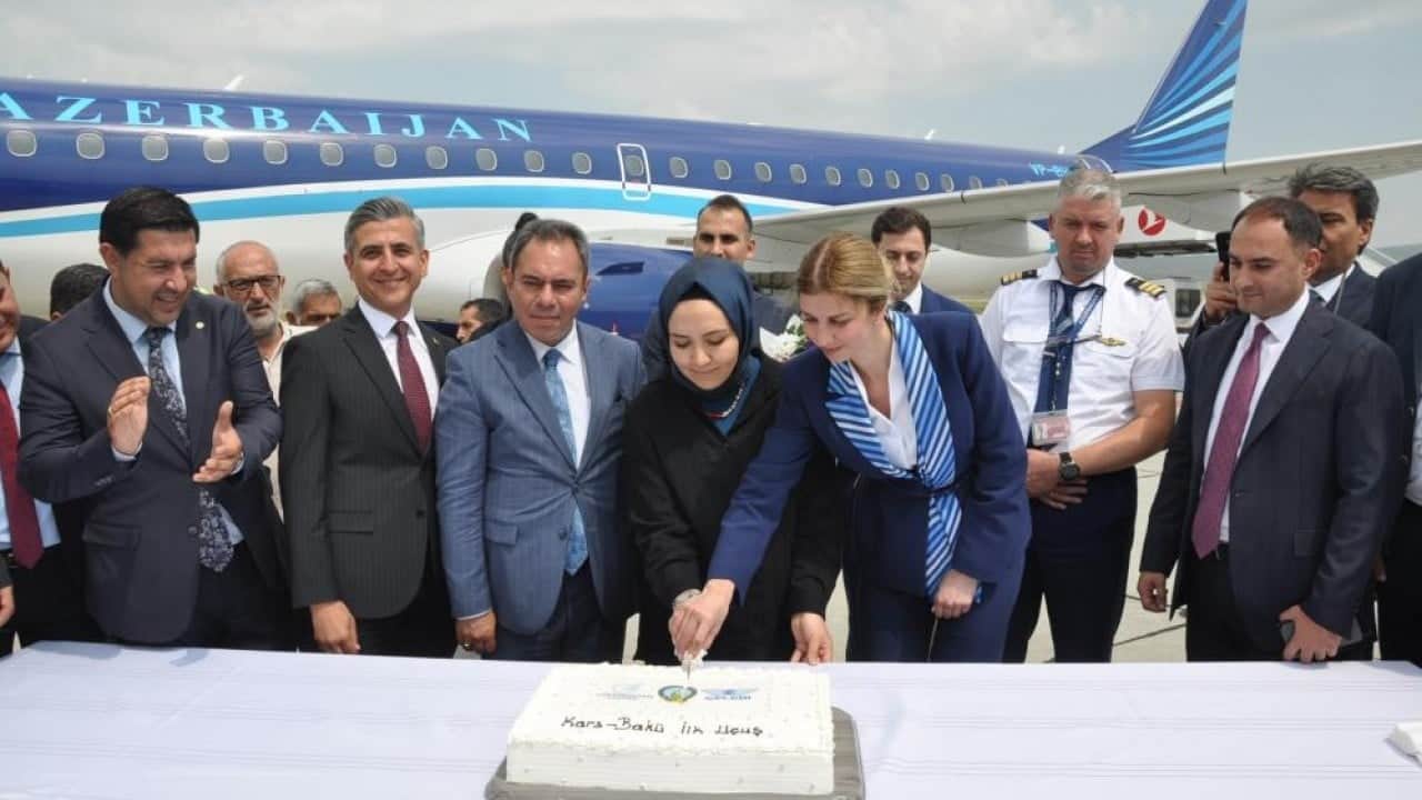 Foto - İlk yolcu uçağı törenle karşılandı Bakü Kars uçak seferleri başladı