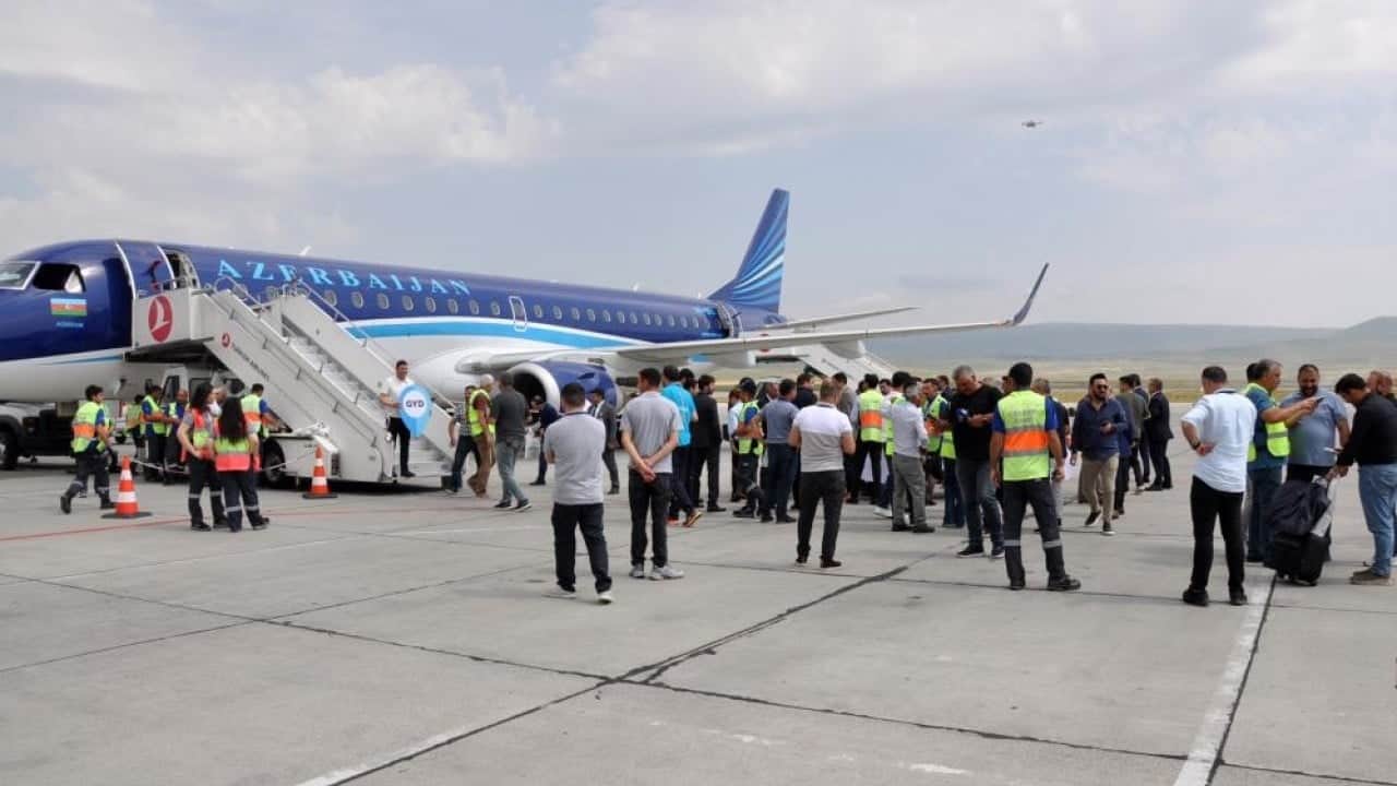 Foto - İlk yolcu uçağı törenle karşılandı Bakü Kars uçak seferleri başladı