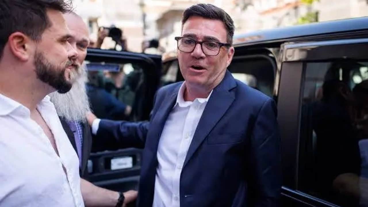 Foto - İngiltere’nin yeni başbakanından skandal Trump’ın danışmanı diye bir sahtekarla yazışmış!