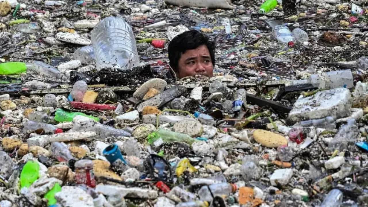 Dünyayı şok eden görüntüler: İnsanlar çöplerin içinde yüzüyor!