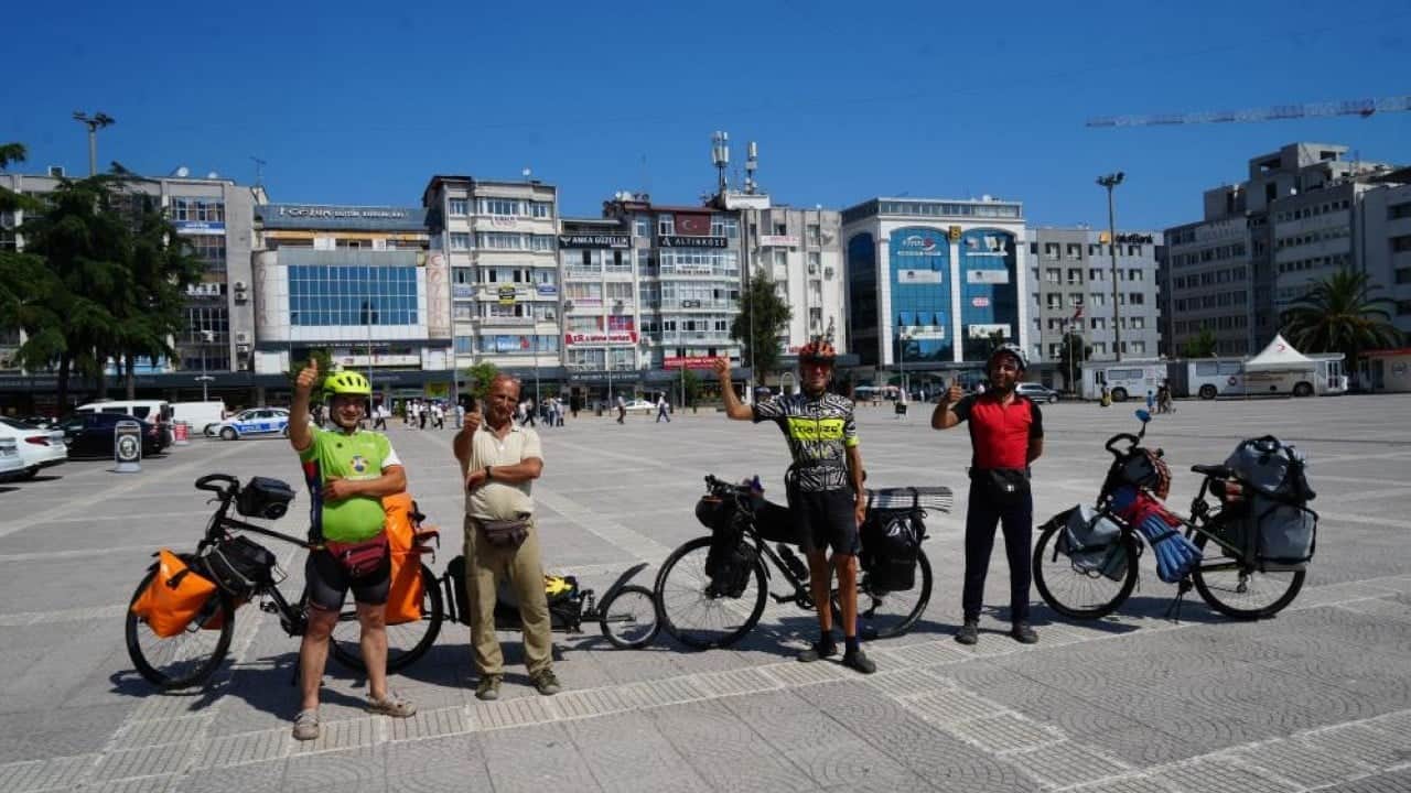 İran’dan bisikletle gelen turistler Karadeniz’ keşfettiler