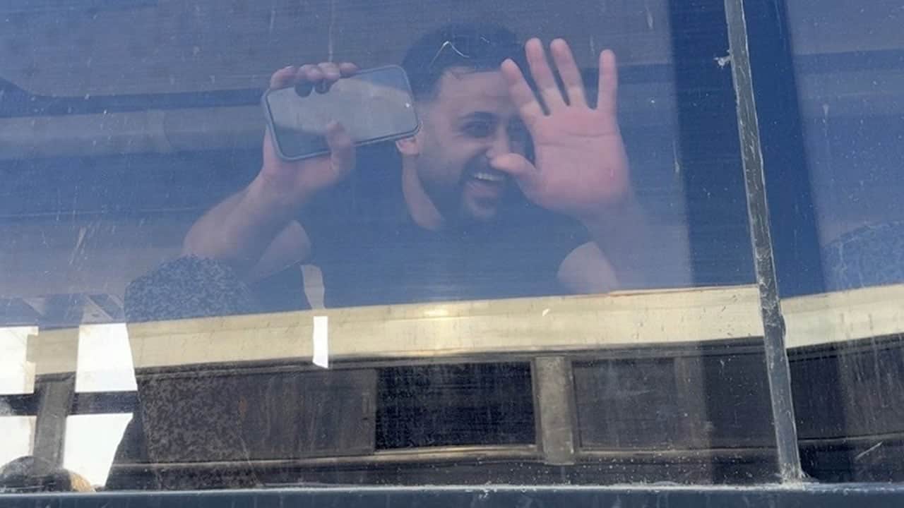 Foto - İsrail zulmü bitmiyor! Gazze’ye dönmelerine izin verilmeyen 74 Filistinli, 3 yıl sonra ailelerine kavuştu