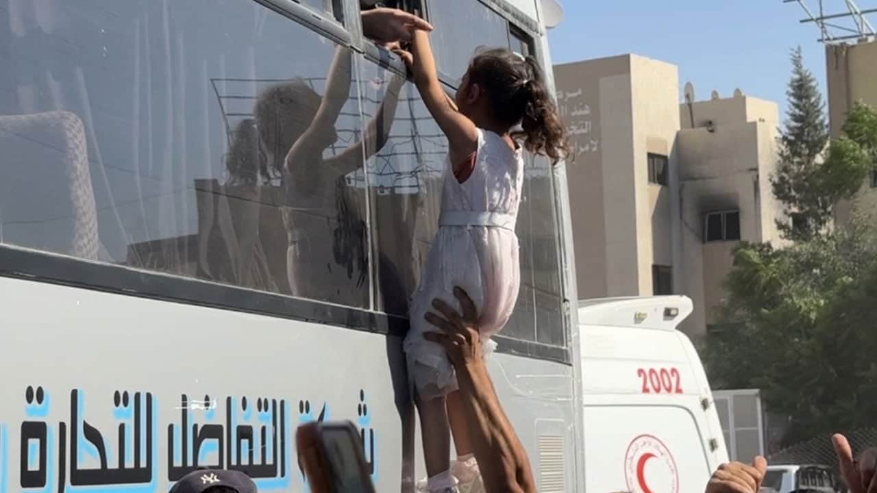 Foto - İsrail zulmü bitmiyor! Gazze’ye dönmelerine izin verilmeyen 74 Filistinli, 3 yıl sonra ailelerine kavuştu