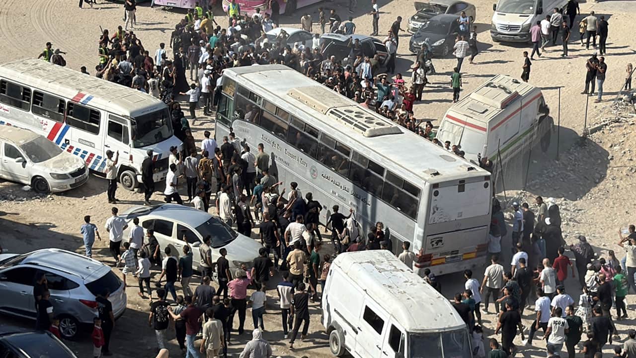 Foto - İsrail zulmü bitmiyor! Gazze’ye dönmelerine izin verilmeyen 74 Filistinli, 3 yıl sonra ailelerine kavuştu