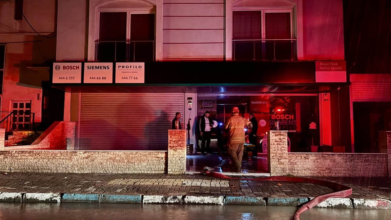Foto - İzmir’de CHP’den büyük hizmet: Sokakları dolduran çöpleri sel sularına temizlettiler!