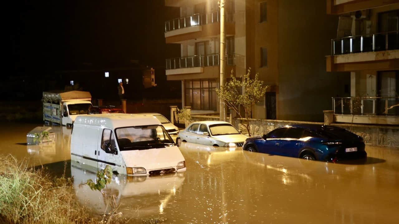 Foto - İzmir’de CHP’den büyük hizmet: Sokakları dolduran çöpleri sel sularına temizlettiler!