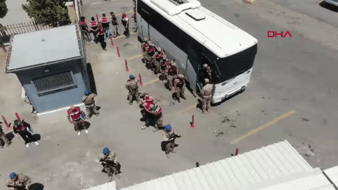 Foto - Jandarma kıyafetiyle 80 milyon liralık vurgun! Adliyeye böyle geldiler