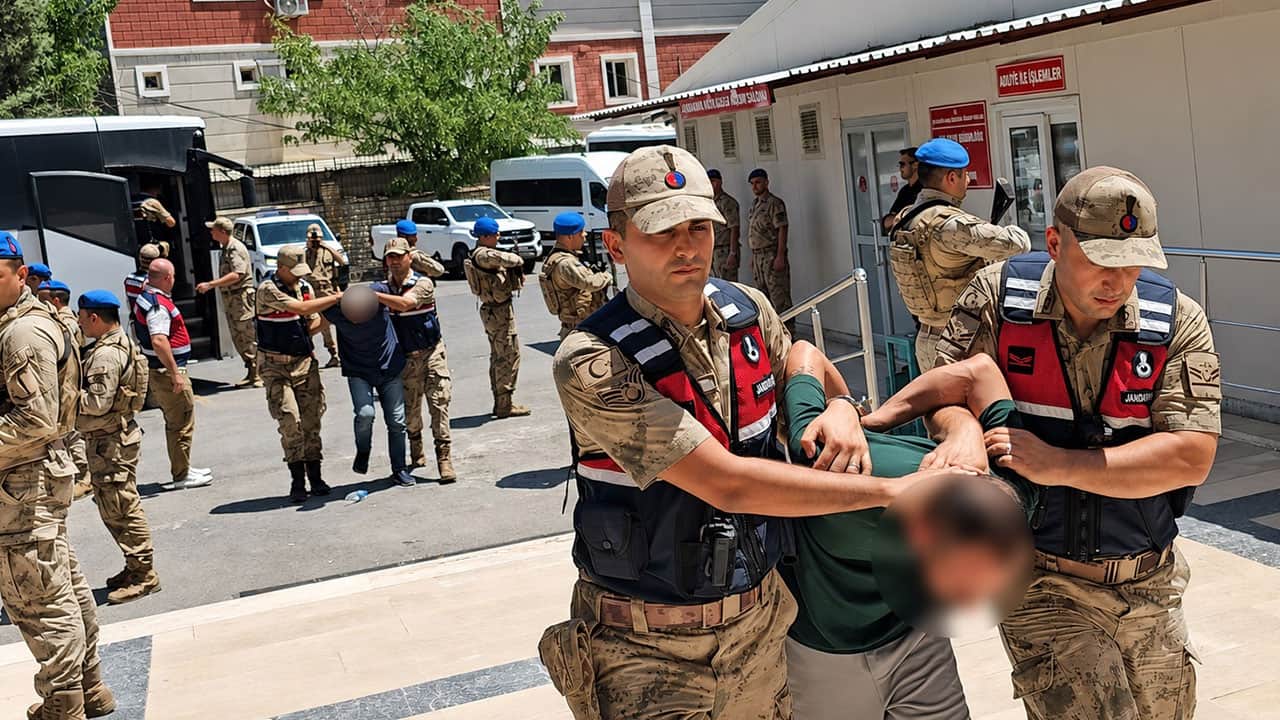 Foto - Jandarma kıyafetiyle 80 milyon liralık vurgun! Adliyeye böyle geldiler