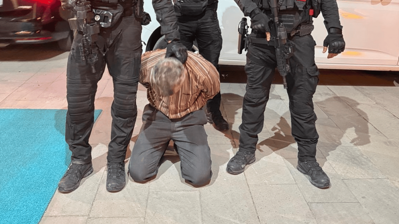 Foto - Kağıt toplayıcısı kılığına girdi ama kurtulamadı!