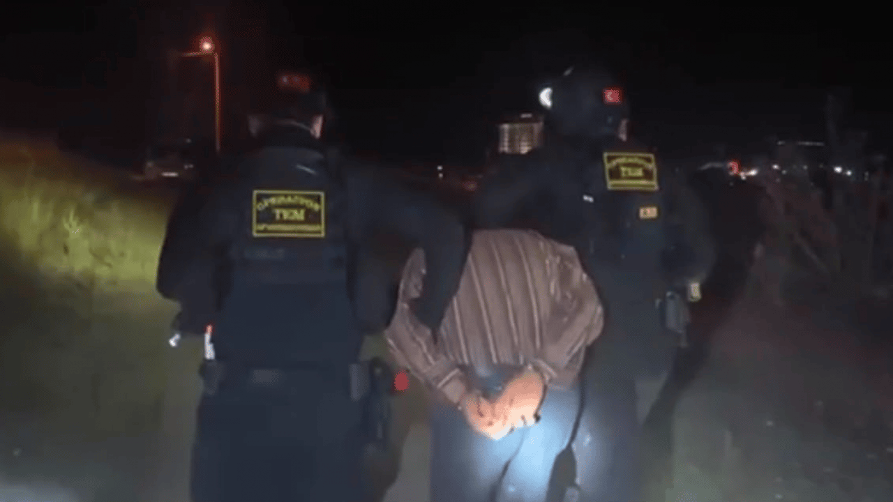 Foto - Kağıt toplayıcısı kılığına girdi ama kurtulamadı!