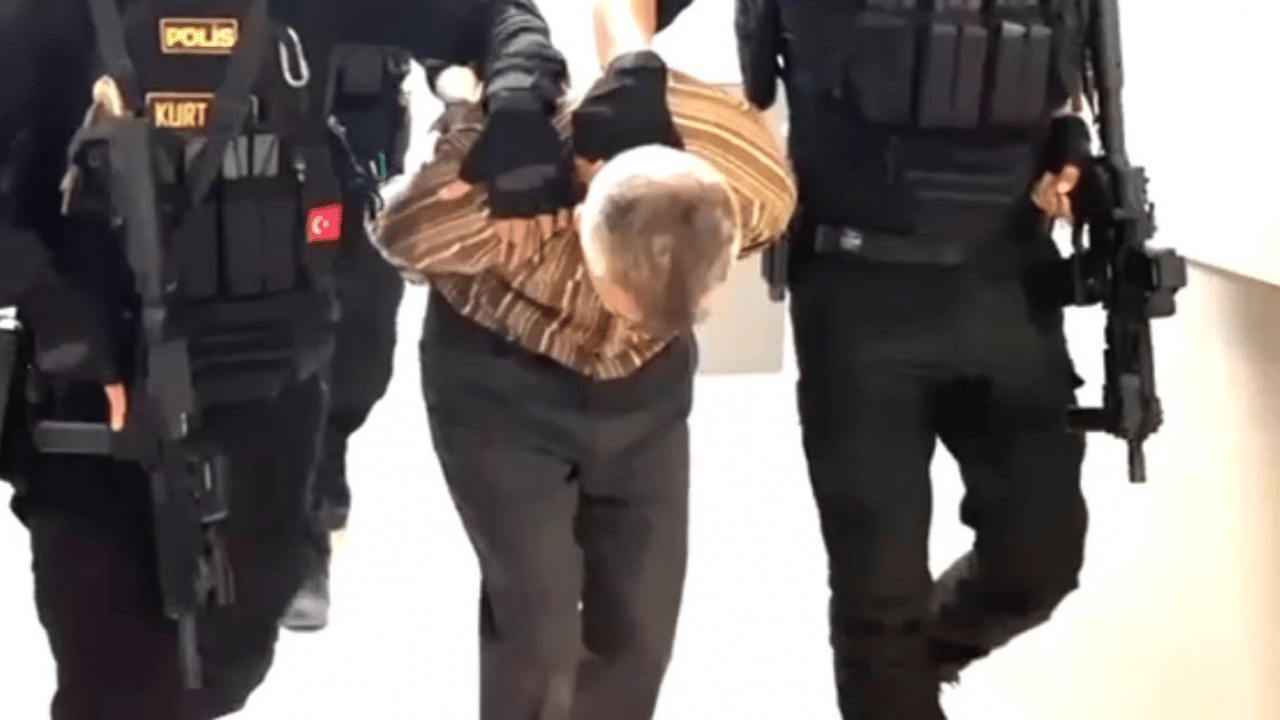 Foto - Kağıt toplayıcısı kılığına girdi ama kurtulamadı!