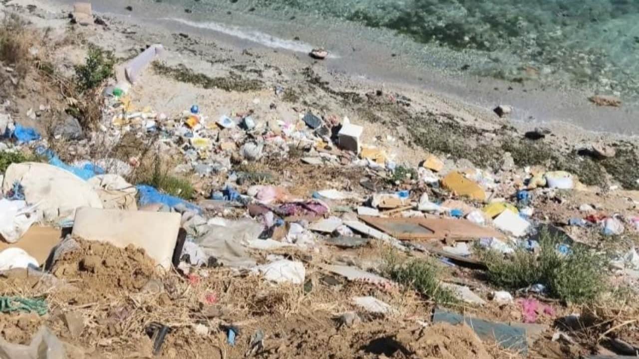 Foto - Kapıdağ’da çöp manzaraları tepki çekiyor CHP’li belediyeden turistlere çöp gösterisi