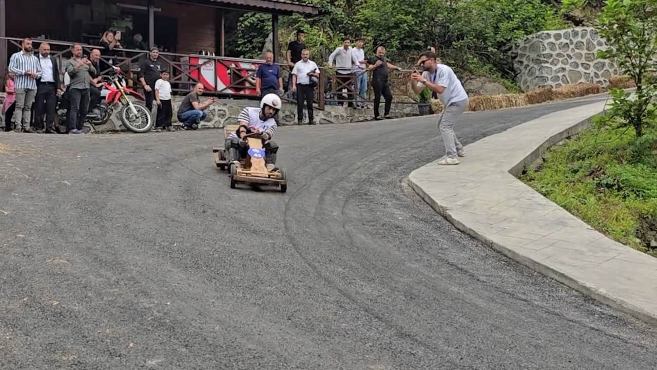 Foto - Karadeniz usulü Formula 1! Rize'de tahta arabalar kırana kırana yarıştı!