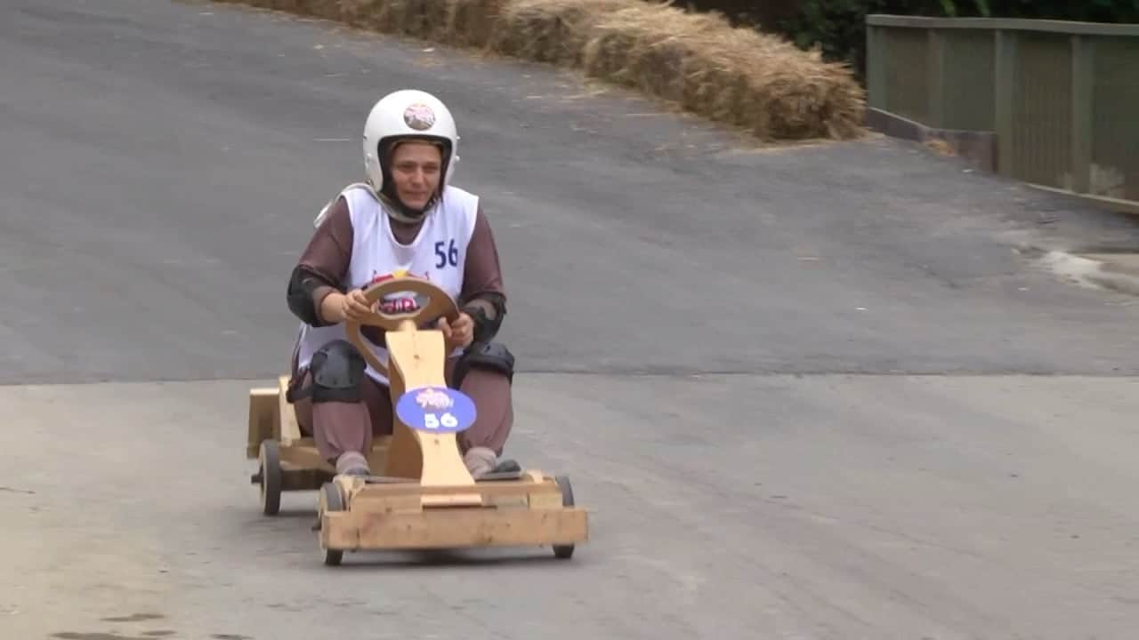 Karadeniz usulü Formula 1! Rize'de tahta arabalar kırana kırana yarıştı!