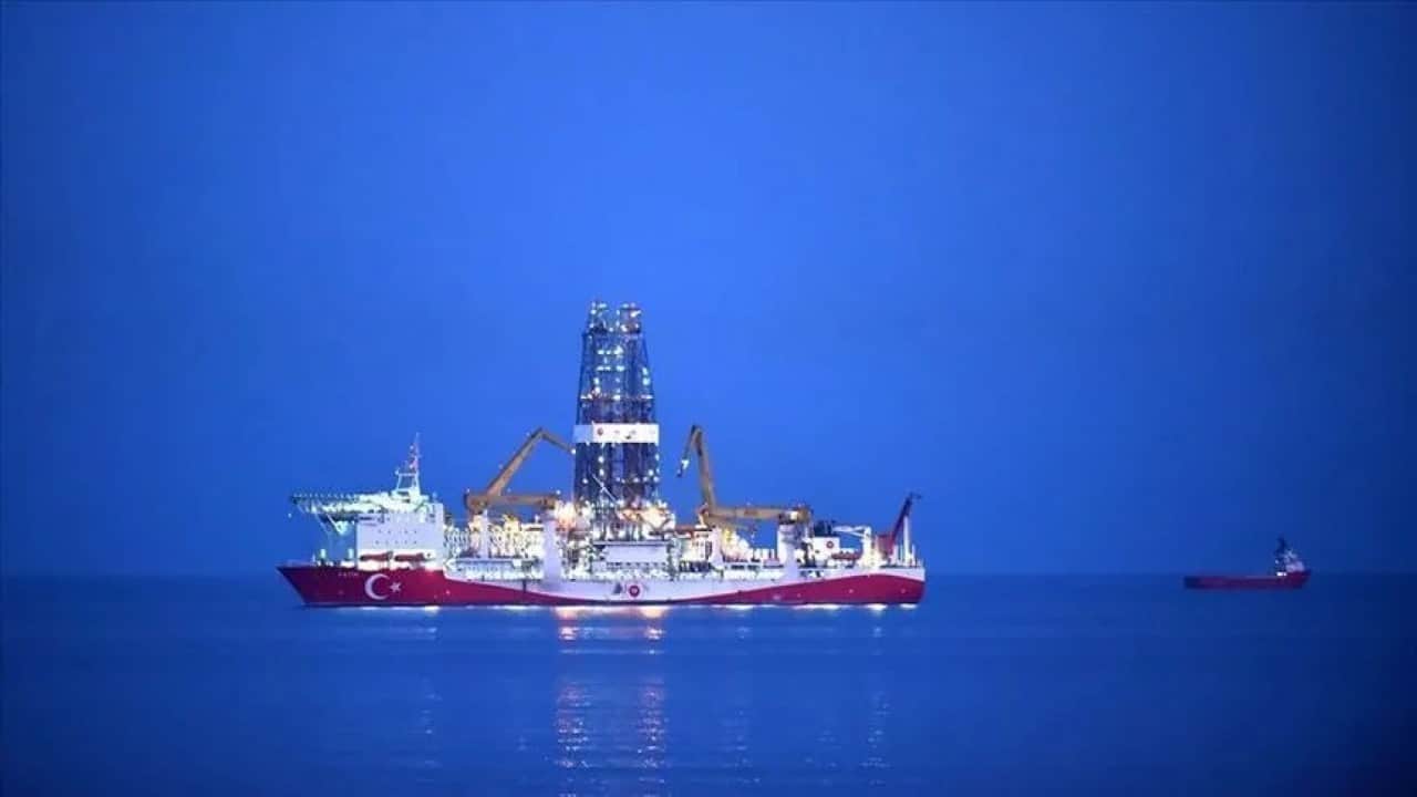 Foto - Karadeniz'de bulunan Fatih Sondaj Gemisi'nde korkutan gelişme! Helikopter iniş yaptı, aldı götürdü
