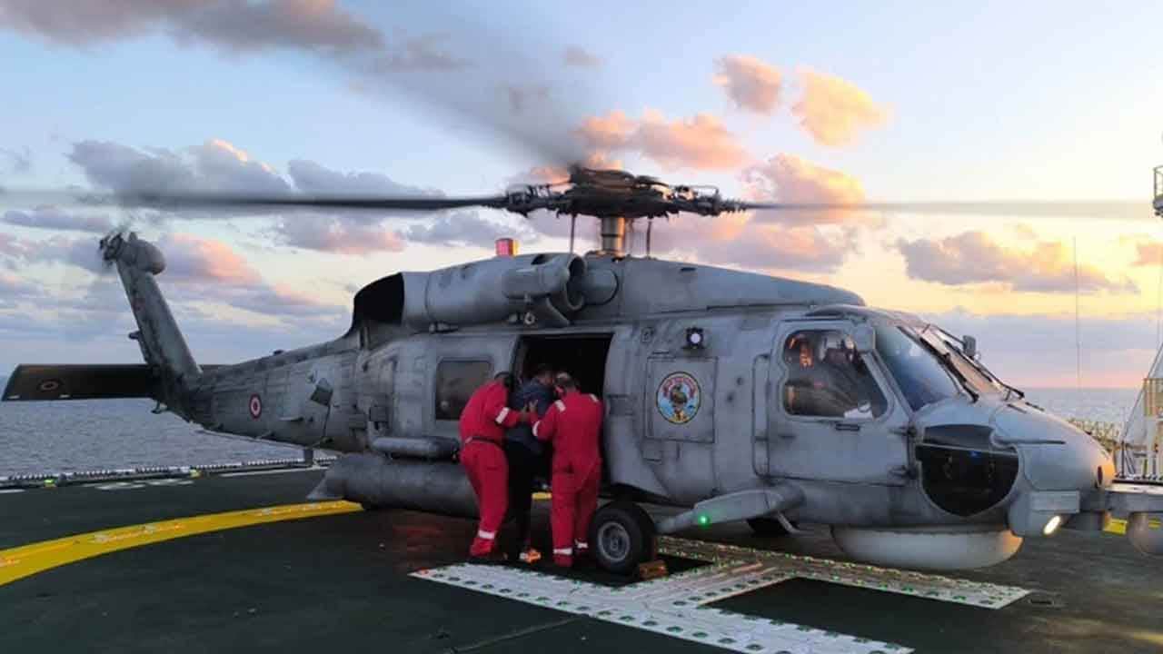 Foto - Karadeniz'de bulunan Fatih Sondaj Gemisi'nde korkutan gelişme! Helikopter iniş yaptı, aldı götürdü