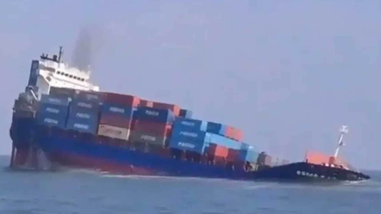 Foto - Karadeniz'de sıcak saatler! İki gemi vuruldu