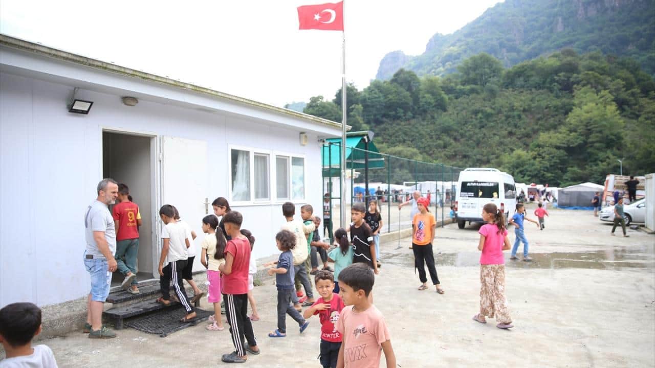 Karadeniz’e gelmişlerdi! Fındık işçilerinin çocukları için ‘ders zili’ çaldı