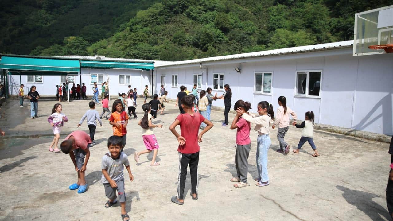 Foto - Karadeniz’e gelmişlerdi! Fındık işçilerinin çocukları için ‘ders zili’ çaldı