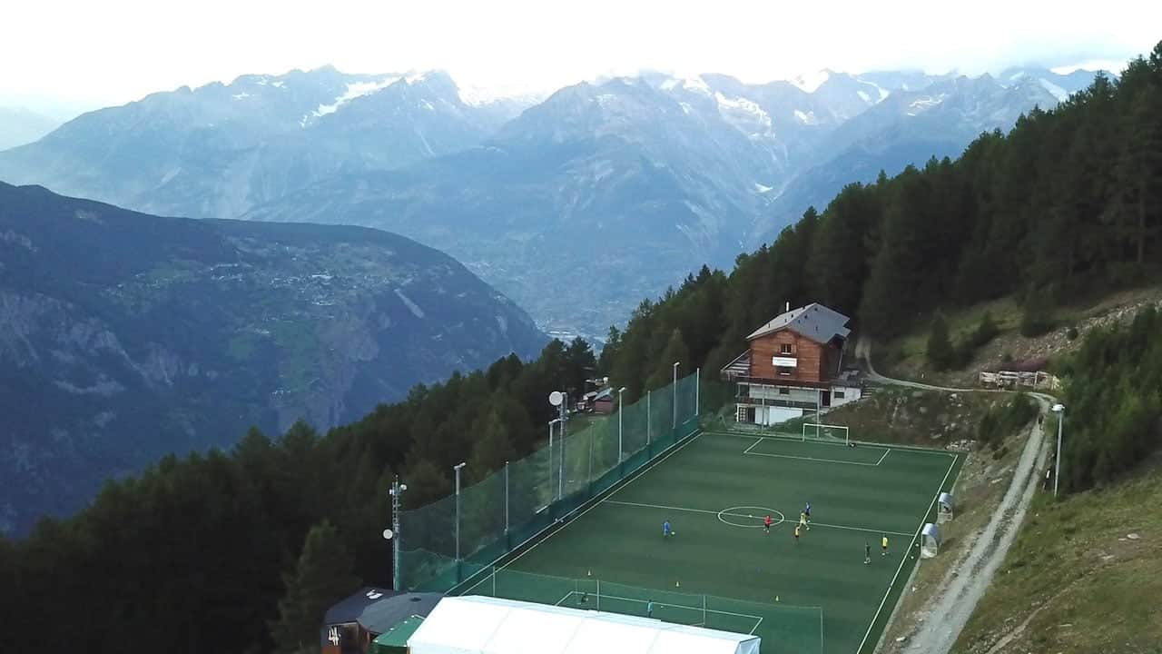 Foto - Karayolu ile ulaşımı olmayan, sadece 5 kişinin yaşadığı köyün tepesine futbol sahası inşa ettiler