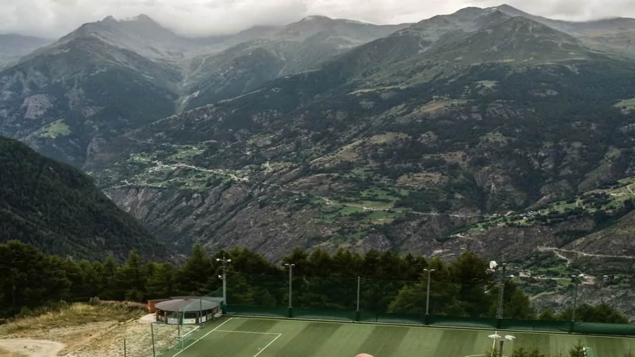 Foto - Karayolu ile ulaşımı olmayan, sadece 5 kişinin yaşadığı köyün tepesine futbol sahası inşa ettiler