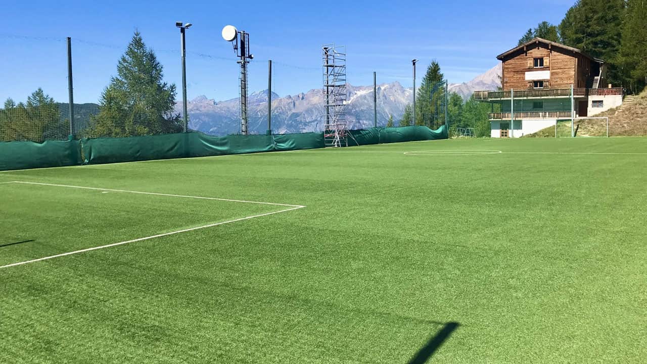 Foto - Karayolu ile ulaşımı olmayan, sadece 5 kişinin yaşadığı köyün tepesine futbol sahası inşa ettiler