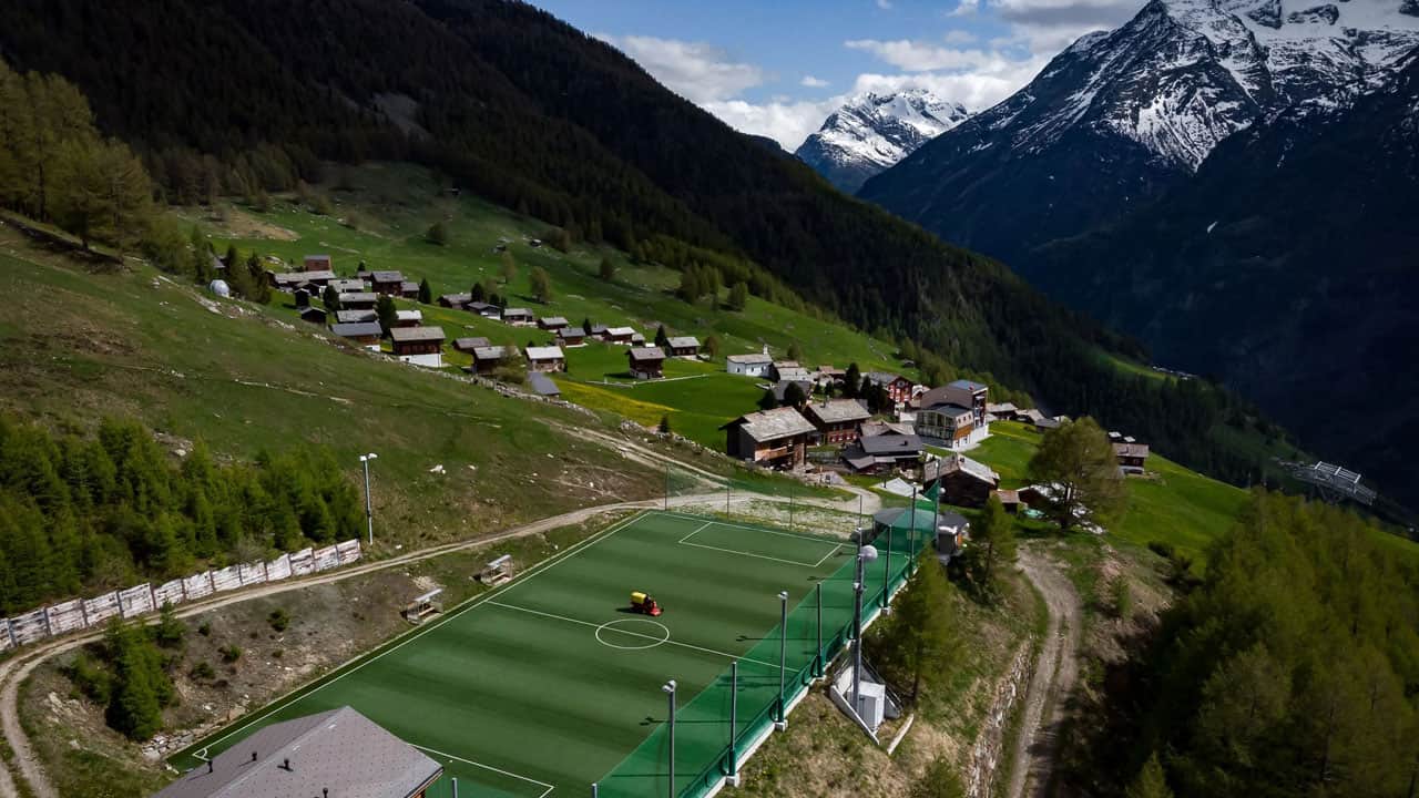 Foto - Karayolu ile ulaşımı olmayan, sadece 5 kişinin yaşadığı köyün tepesine futbol sahası inşa ettiler
