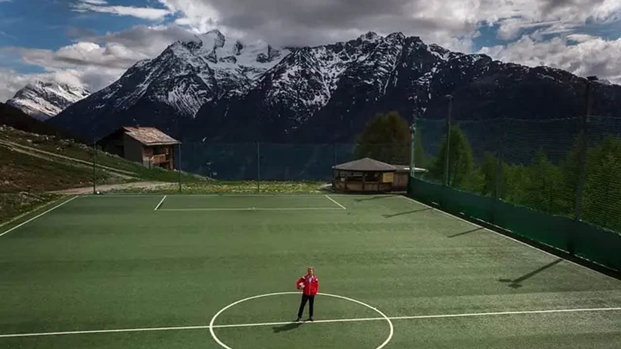 Foto - Karayolu ile ulaşımı olmayan, sadece 5 kişinin yaşadığı köyün tepesine futbol sahası inşa ettiler