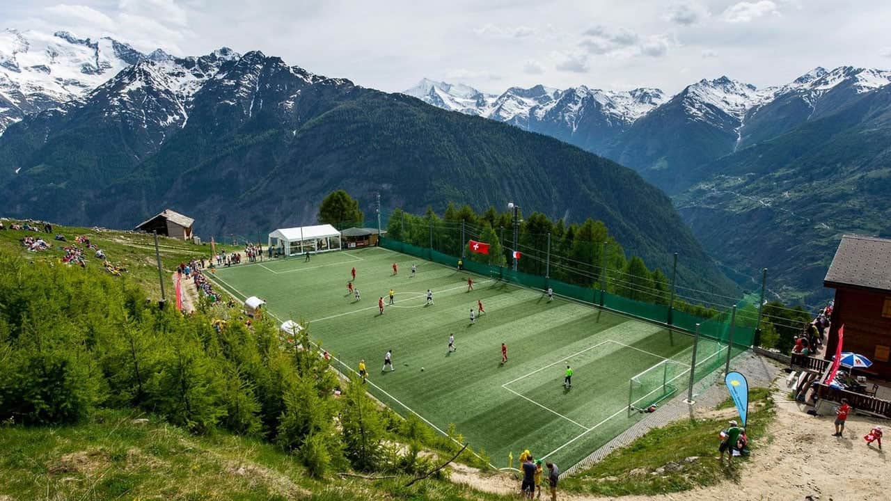 Foto - Karayolu ile ulaşımı olmayan, sadece 5 kişinin yaşadığı köyün tepesine futbol sahası inşa ettiler