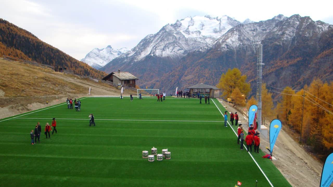 Foto - Karayolu ile ulaşımı olmayan, sadece 5 kişinin yaşadığı köyün tepesine futbol sahası inşa ettiler