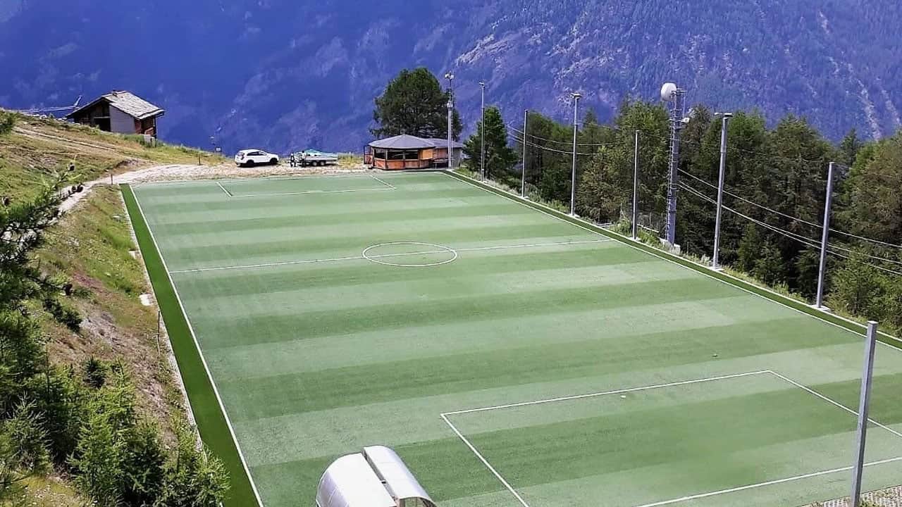 Foto - Karayolu ile ulaşımı olmayan, sadece 5 kişinin yaşadığı köyün tepesine futbol sahası inşa ettiler