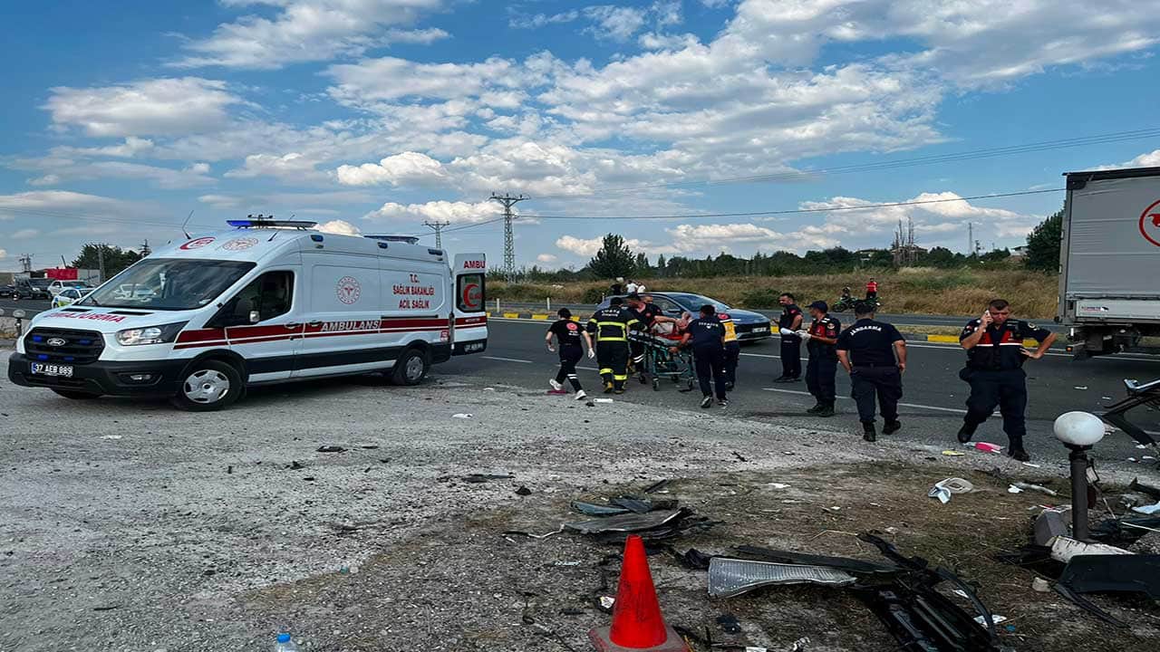 Foto - Katliam gibi kazada anne kız can verdi!